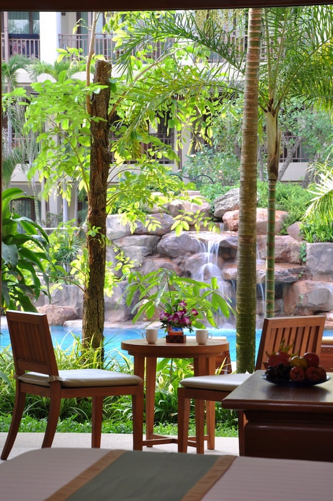 Ravindra Beach Resort And Spa — Swimming pool in Sattahip, Chonburi