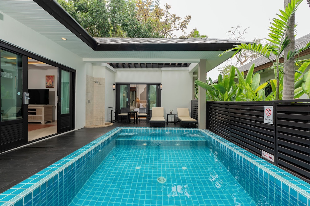 Ravindra Beach Resort And Spa — Swimming pool in Sattahip, Chonburi