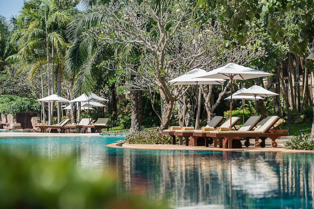 Ravindra Beach Resort And Spa — Swimming pool in Sattahip, Chonburi