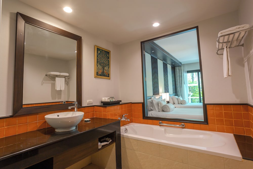 Ravindra Beach Resort And Spa — Hotel rooms in Sattahip, Chonburi
