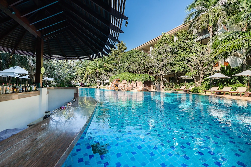 Ravindra Beach Resort And Spa — Swimming pool in Sattahip, Chonburi