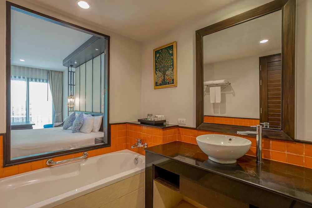 Ravindra Beach Resort And Spa — Hotel rooms in Sattahip, Chonburi