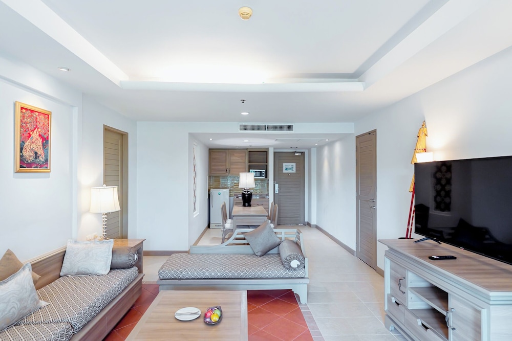 Ravindra Beach Resort And Spa — Hotel rooms in Sattahip, Chonburi