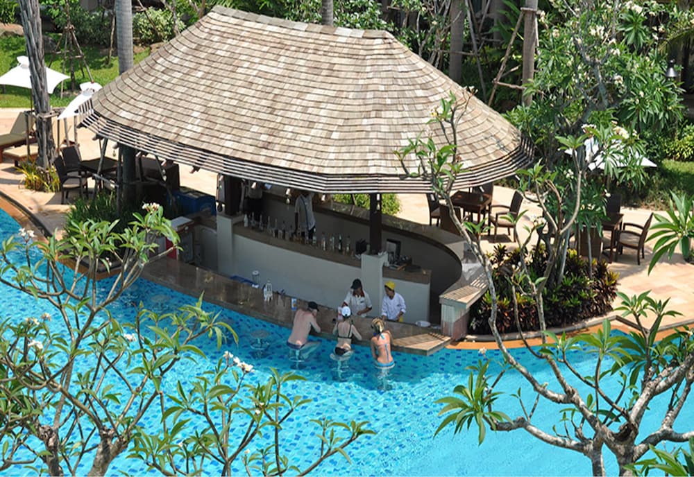 Ravindra Beach Resort And Spa — Swimming pool in Sattahip, Chonburi