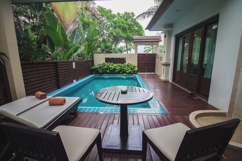 Ravindra Beach Resort And Spa — Swimming pool in Sattahip, Chonburi