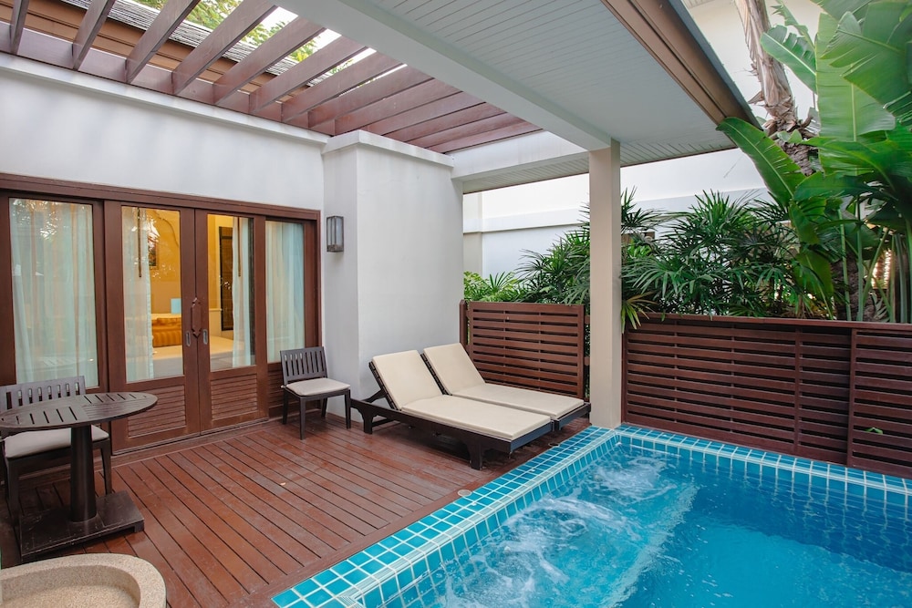 Ravindra Beach Resort And Spa — Swimming pool in Sattahip, Chonburi