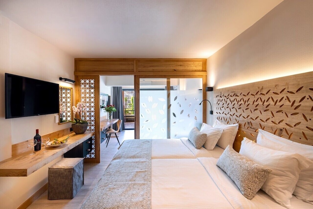 Atlantis Beach Hotel — Hotel rooms in Rethymnon