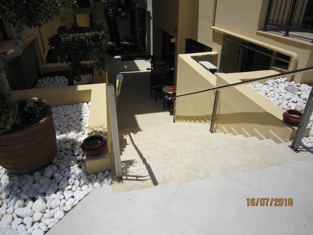 Atlantis Beach Hotel — Hotel building in Rethymnon