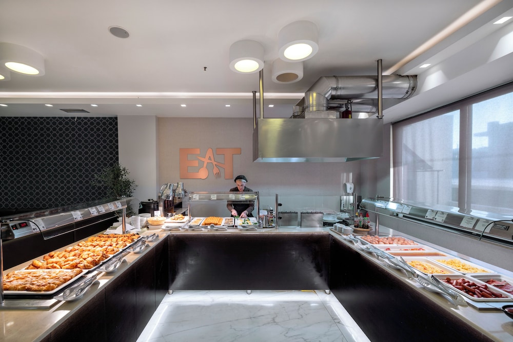 Atlantis Beach Hotel — Restaurant & bars in Rethymnon