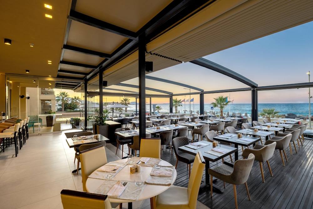 Atlantis Beach Hotel — Restaurant & bars in Rethymnon