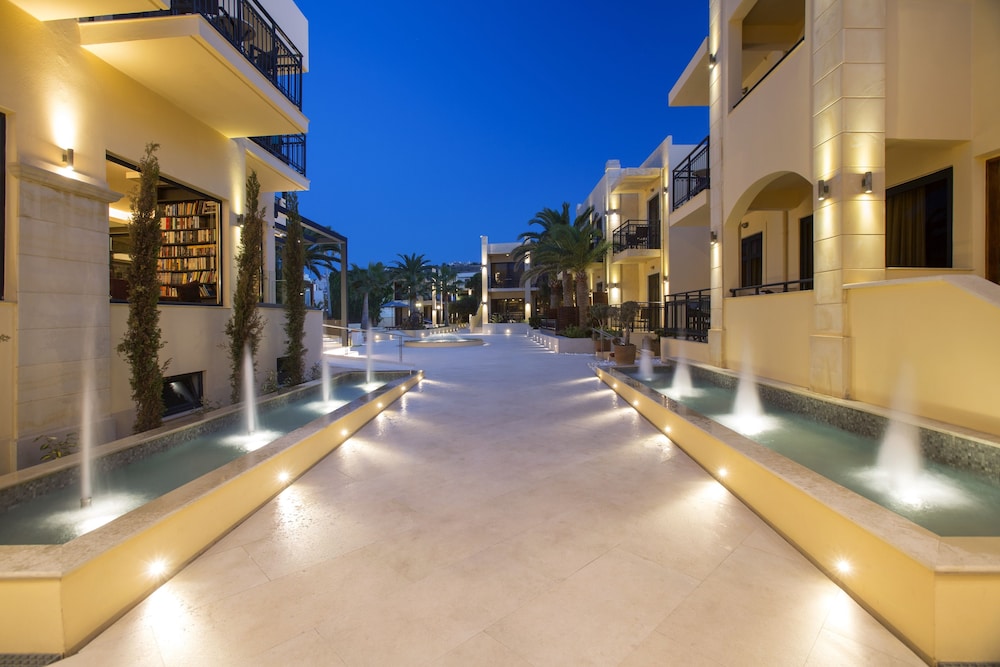 Atlantis Beach Hotel — Hotel building in Rethymnon