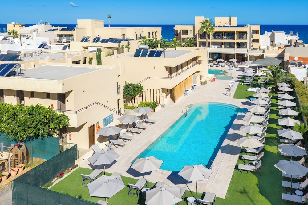Atlantis Beach Hotel — Swimming pool in Rethymnon
