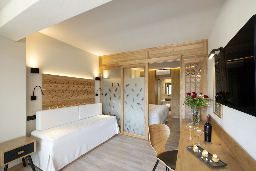 Atlantis Beach Hotel — Hotel rooms in Rethymnon