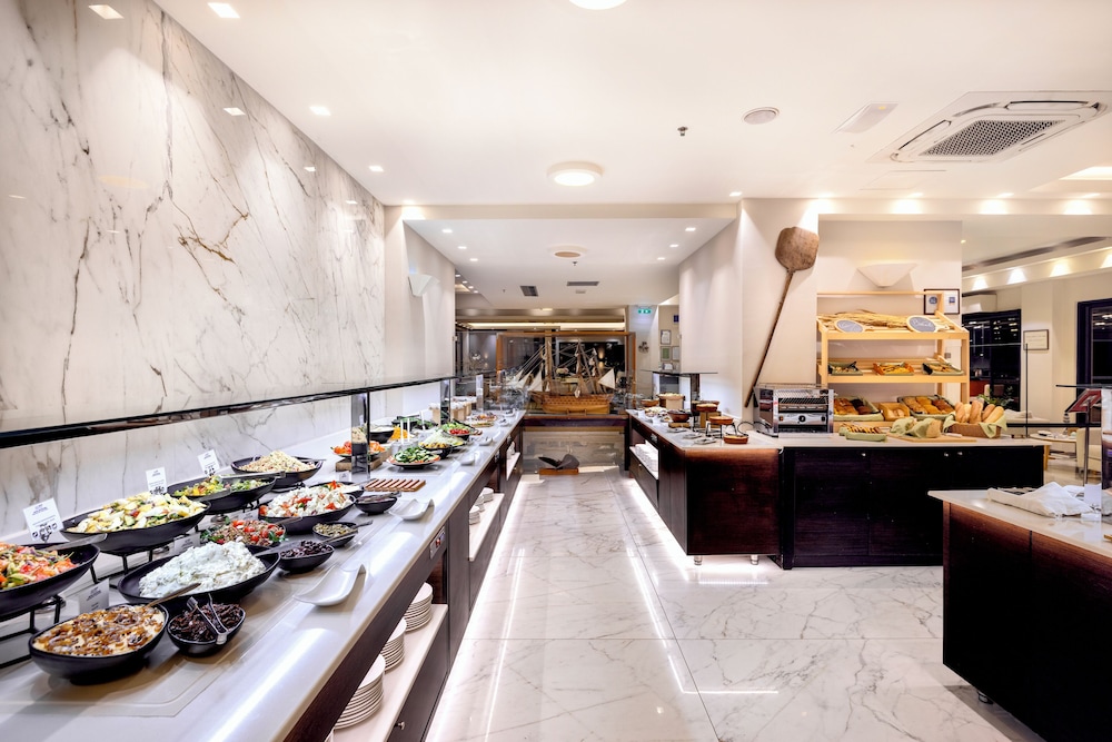 Atlantis Beach Hotel — Restaurant & bars in Rethymnon