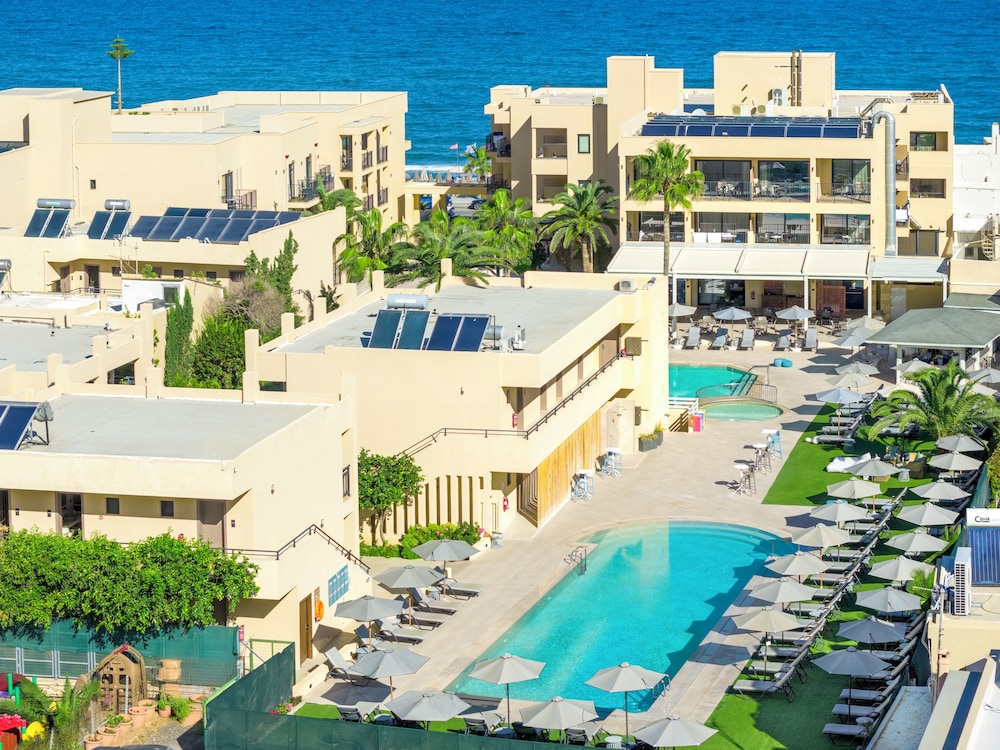 Atlantis Beach Hotel — Swimming pool in Rethymnon