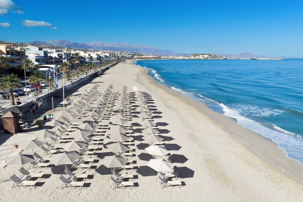 Atlantis Beach Hotel — Beach in Rethymnon
