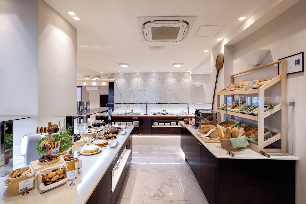 Atlantis Beach Hotel — Restaurant & bars in Rethymnon