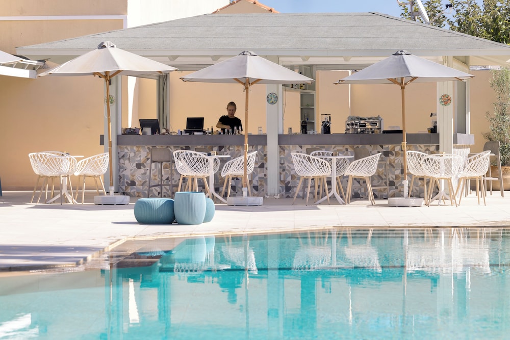 Atlantis Beach Hotel — Swimming pool in Rethymnon