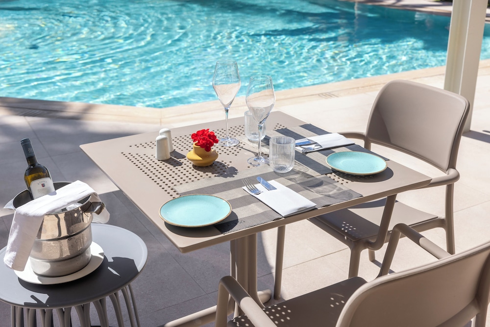 Atlantis Beach Hotel — Restaurant & bars in Rethymnon