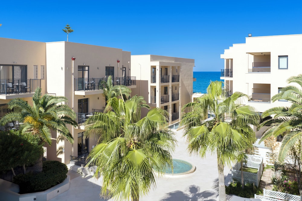 Atlantis Beach Hotel — Hotel building in Rethymnon
