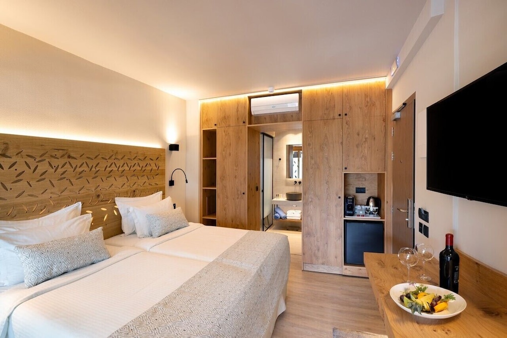 Atlantis Beach Hotel — Hotel rooms in Rethymnon