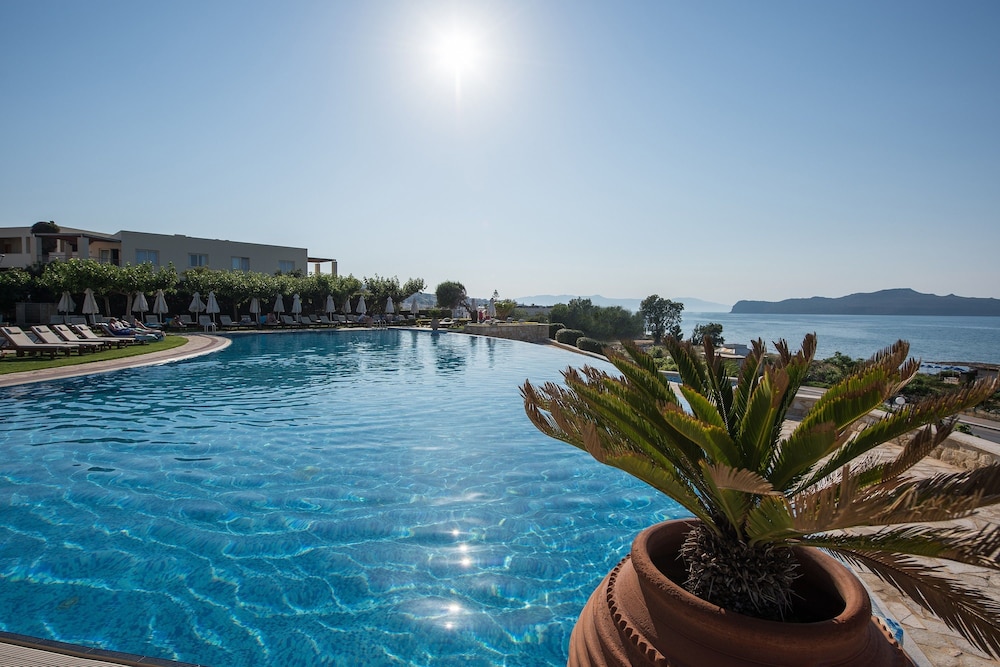 Cretan Dream Resort and Spa — Swimming pool in Chania