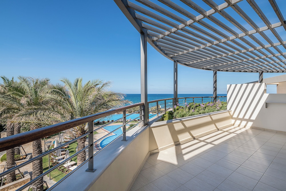 Cretan Dream Resort and Spa — Swimming pool in Chania