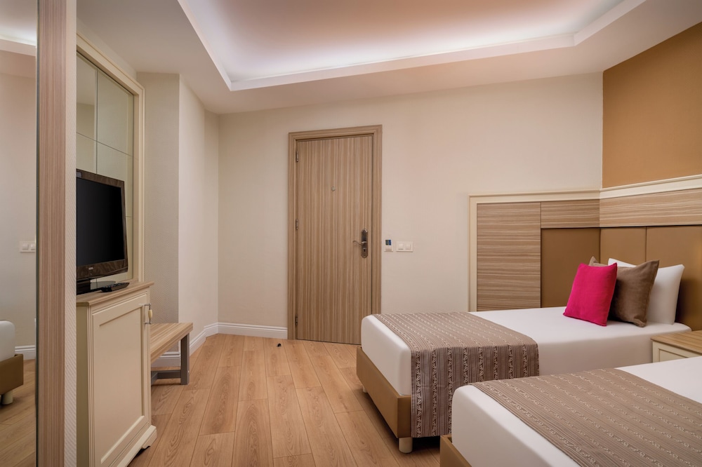 Delphin Deluxe Resort Hotel - All Inclusive — Hotel rooms in Okurcalar