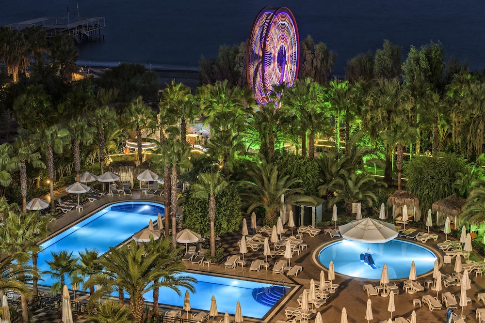 Delphin Deluxe Resort Hotel - All Inclusive — Swimming pool in Okurcalar