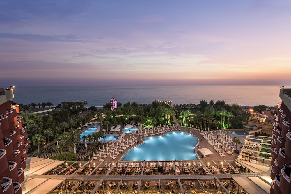 Delphin Deluxe Resort Hotel - All Inclusive — Swimming pool in Okurcalar