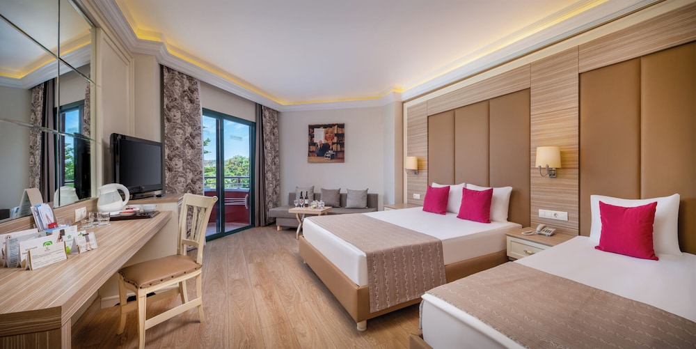 Delphin Deluxe Resort Hotel - All Inclusive — Hotel rooms in Okurcalar