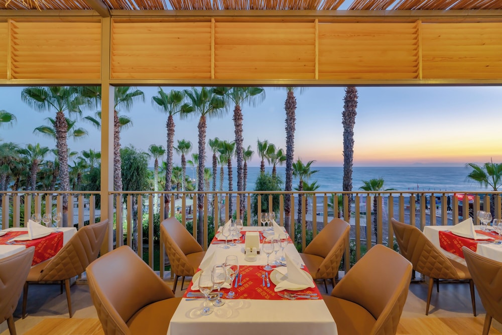 Delphin Deluxe Resort Hotel - All Inclusive — Restaurant & bars in Okurcalar