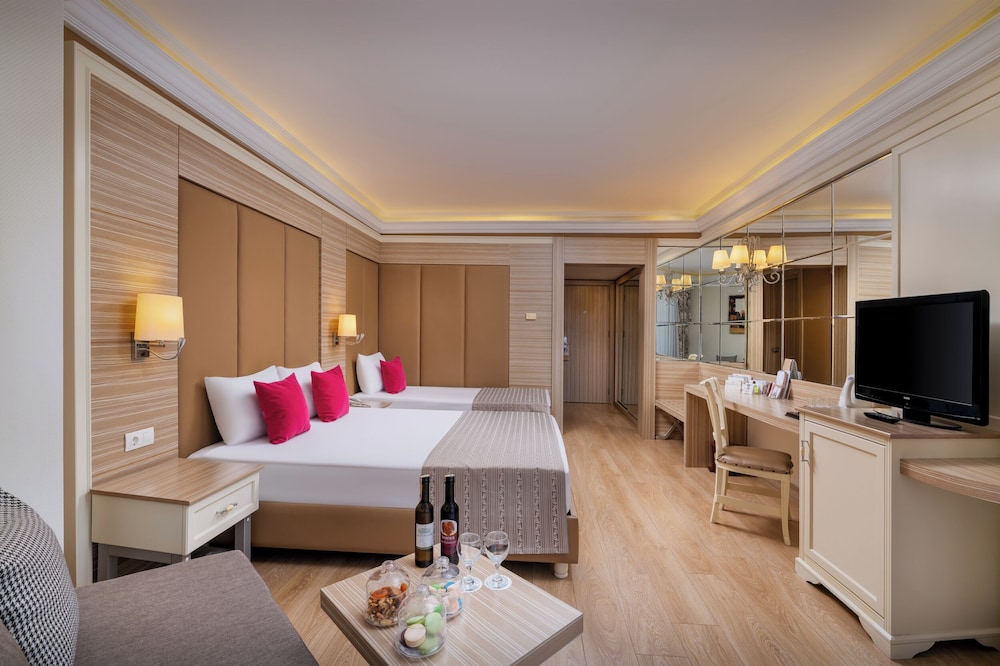 Delphin Deluxe Resort Hotel - All Inclusive — Hotel rooms in Okurcalar