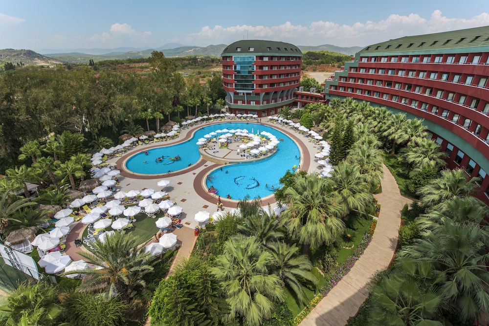 Delphin Deluxe Resort Hotel - All Inclusive — Swimming pool in Okurcalar