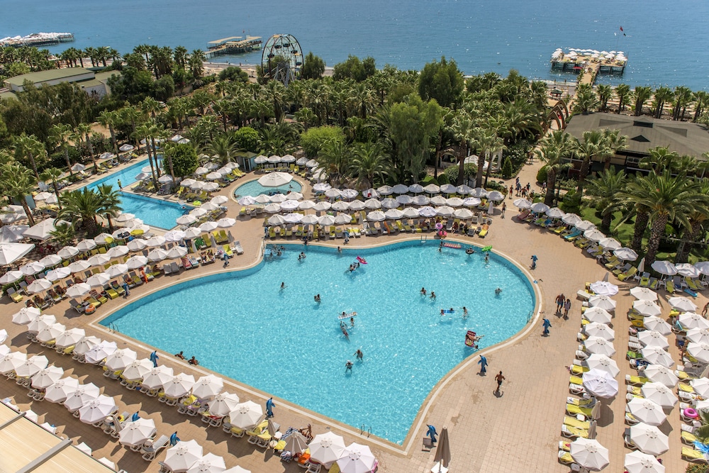 Delphin Deluxe Resort Hotel - All Inclusive — Swimming pool in Okurcalar