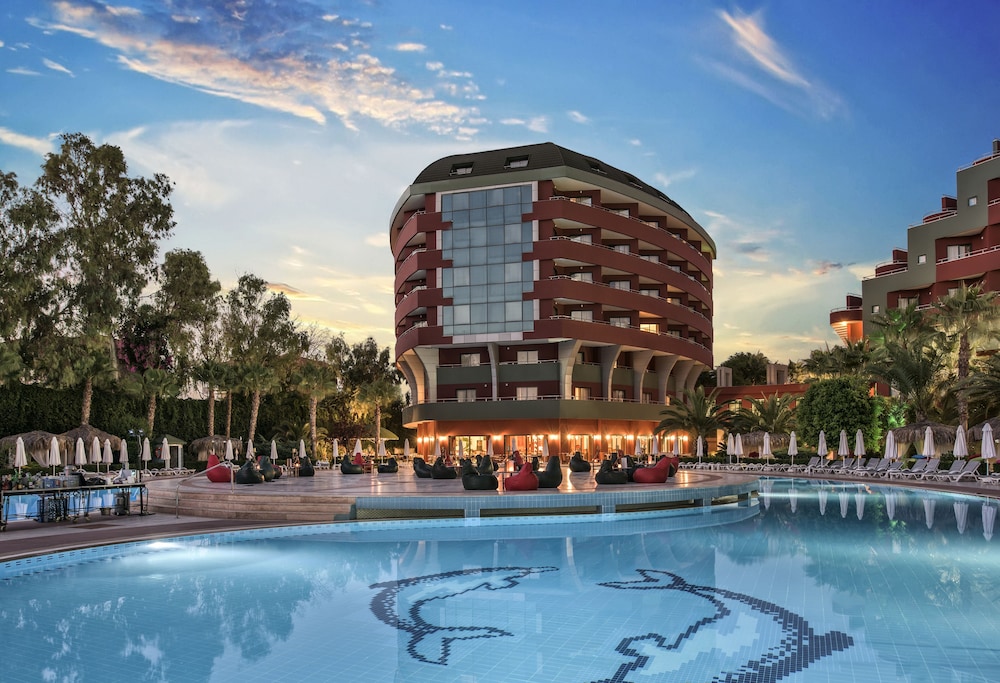 Delphin Deluxe Resort Hotel - All Inclusive — Hotel building in Okurcalar