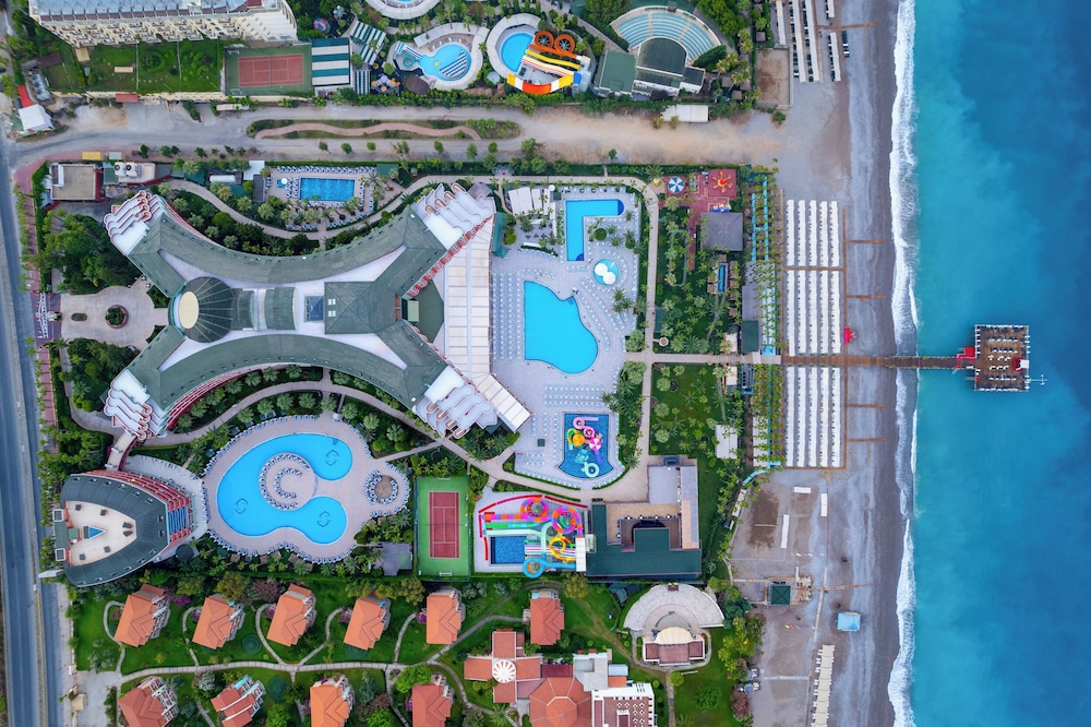 Delphin Deluxe Resort Hotel - All Inclusive — Swimming pool in Okurcalar