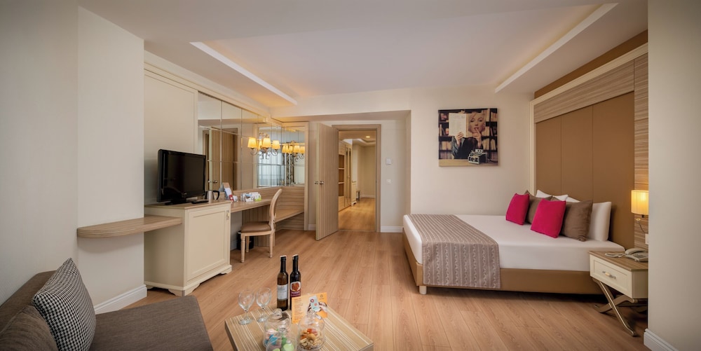 Delphin Deluxe Resort Hotel - All Inclusive — Hotel rooms in Okurcalar