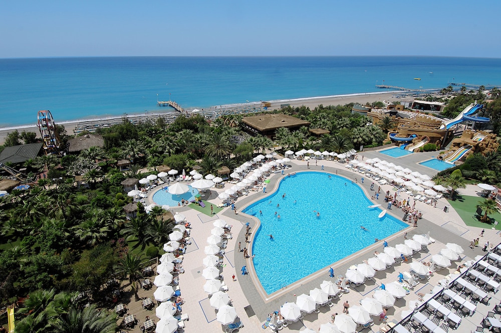Delphin Deluxe Resort Hotel - All Inclusive — Swimming pool in Okurcalar