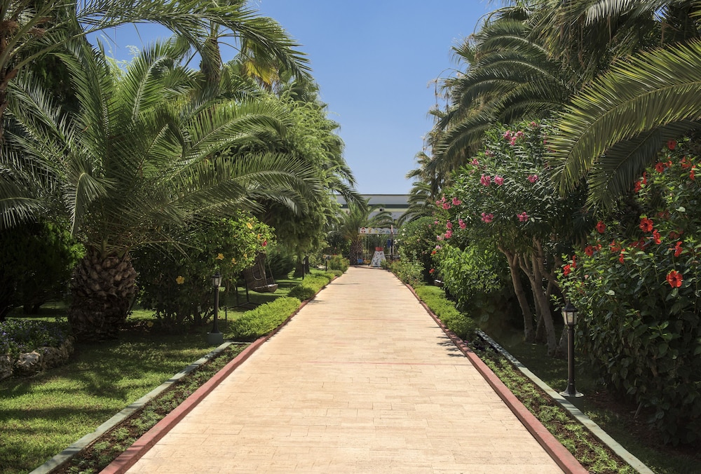 Delphin Deluxe Resort Hotel - All Inclusive — Hotel building in Okurcalar