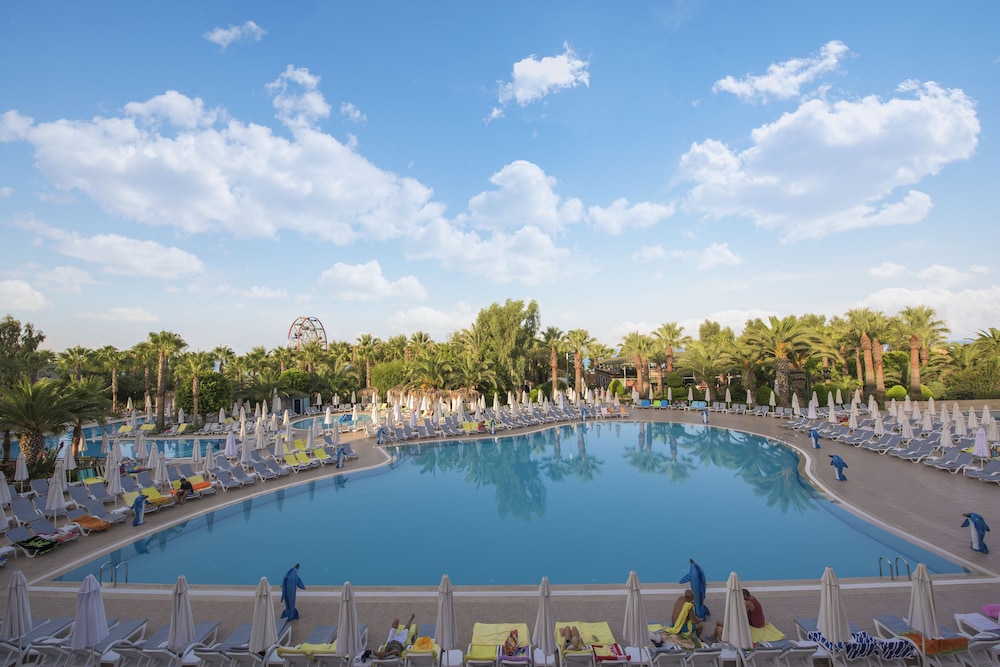 Delphin Deluxe Resort Hotel - All Inclusive — Swimming pool in Okurcalar