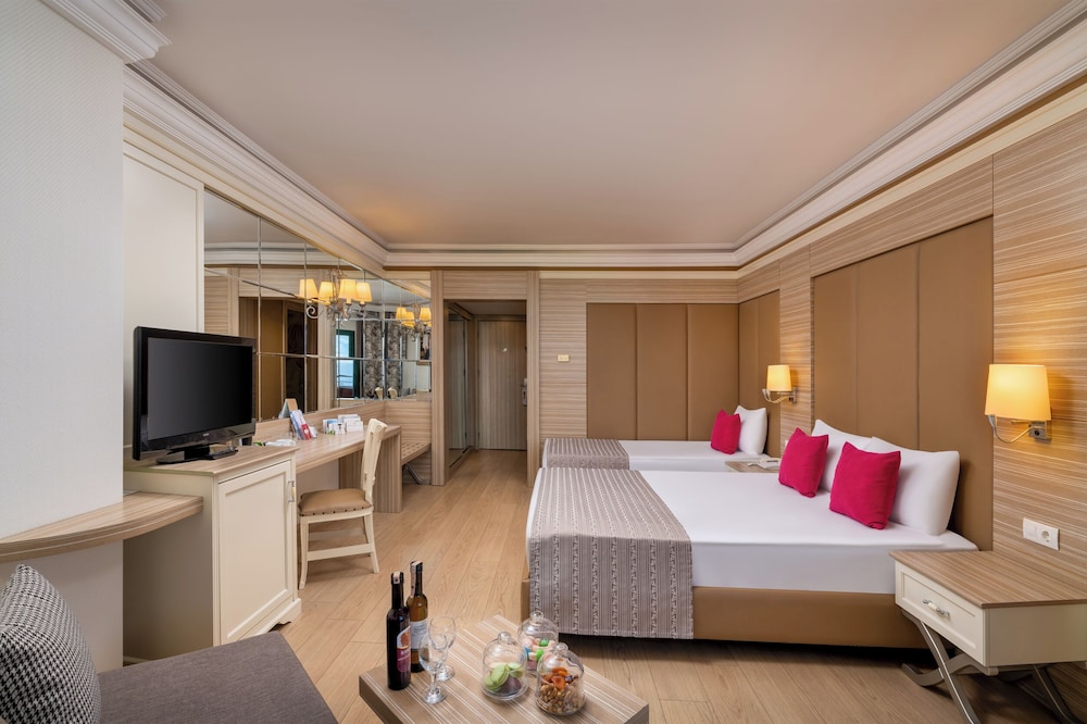 Delphin Deluxe Resort Hotel - All Inclusive — Hotel rooms in Okurcalar