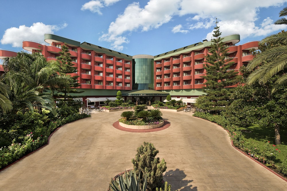 Delphin Deluxe Resort Hotel - All Inclusive — Hotel building in Okurcalar