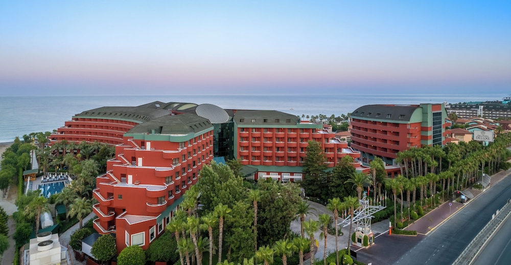 Delphin Deluxe Resort Hotel - All Inclusive — Hotel building in Okurcalar