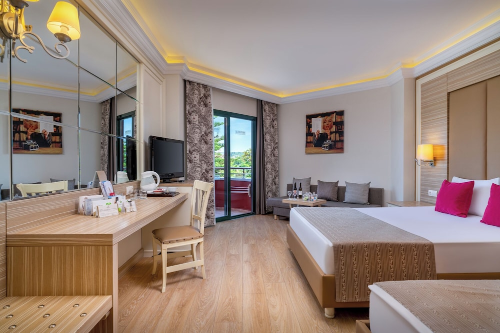 Delphin Deluxe Resort Hotel - All Inclusive — Hotel rooms in Okurcalar