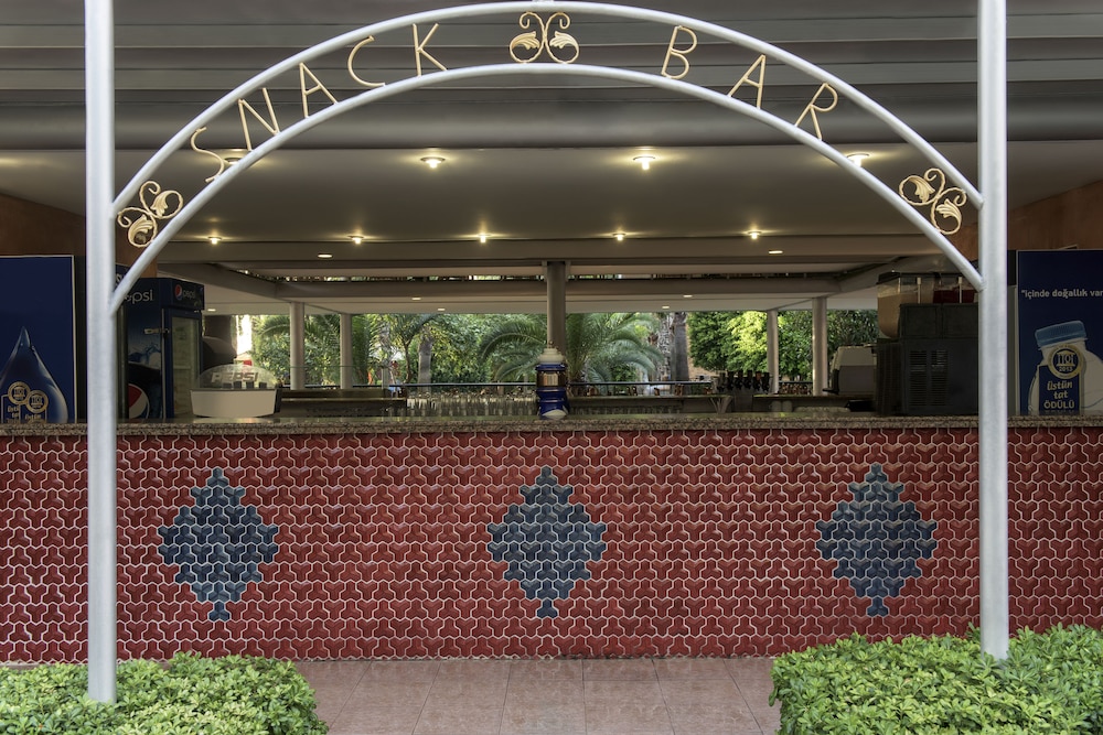 Delphin Deluxe Resort Hotel - All Inclusive — Restaurant & bars in Okurcalar