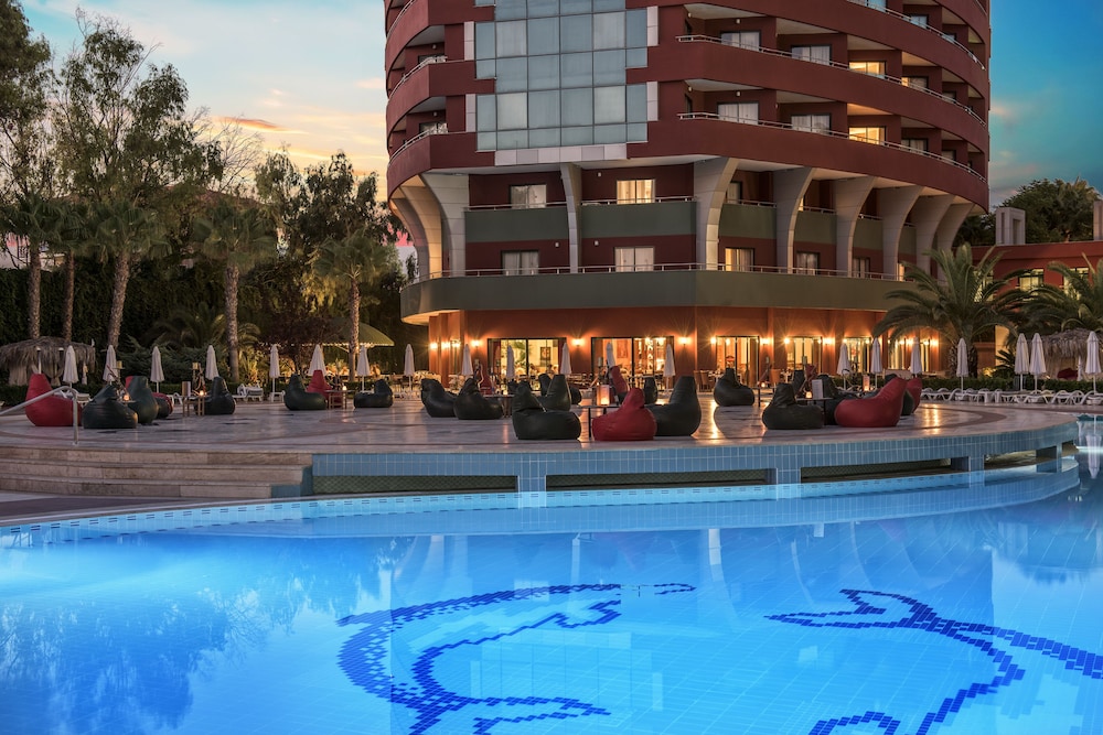 Delphin Deluxe Resort Hotel - All Inclusive — Swimming pool in Okurcalar