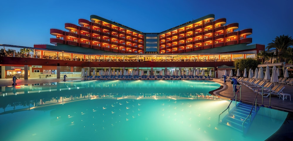 Delphin Deluxe Resort Hotel - All Inclusive — Hotel building in Okurcalar