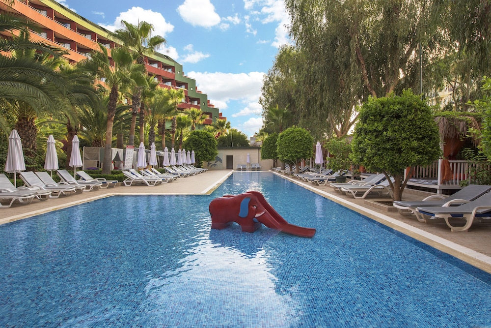 Delphin Deluxe Resort Hotel - All Inclusive — Swimming pool in Okurcalar