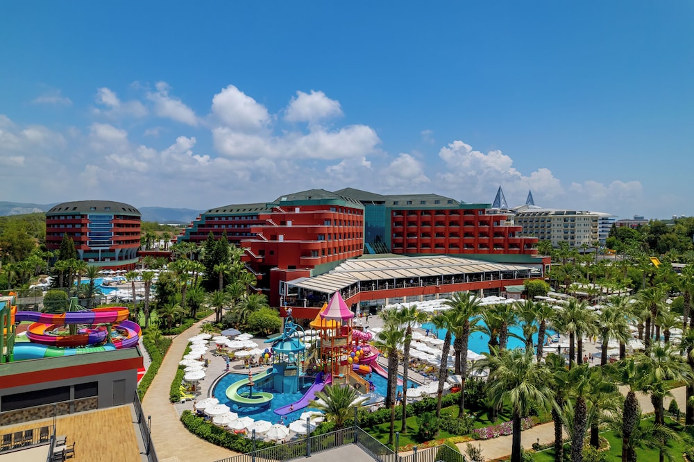 Delphin Deluxe Resort Hotel - All Inclusive — Hotel building in Okurcalar